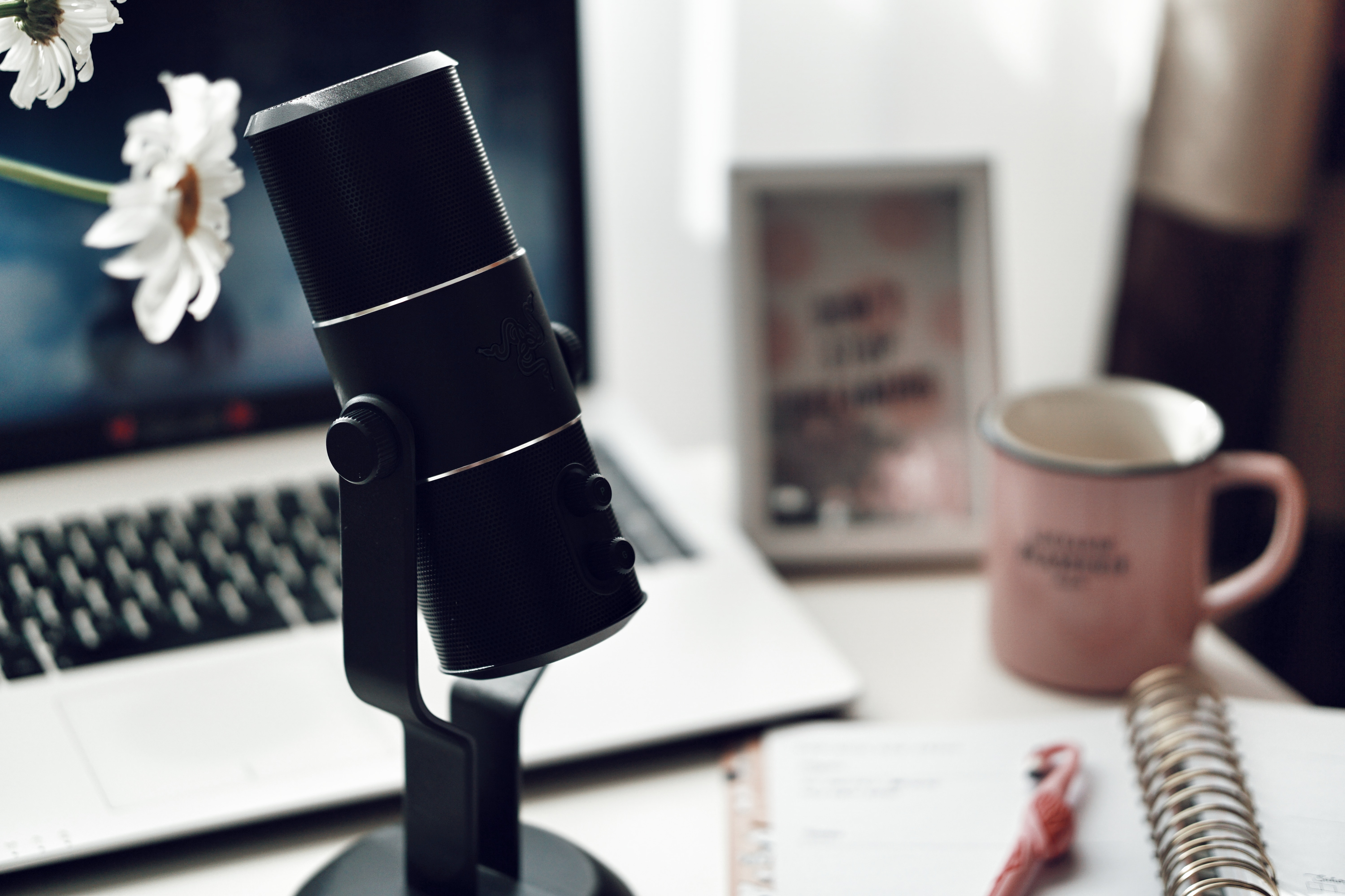 micro avec ordinateur sur bureau