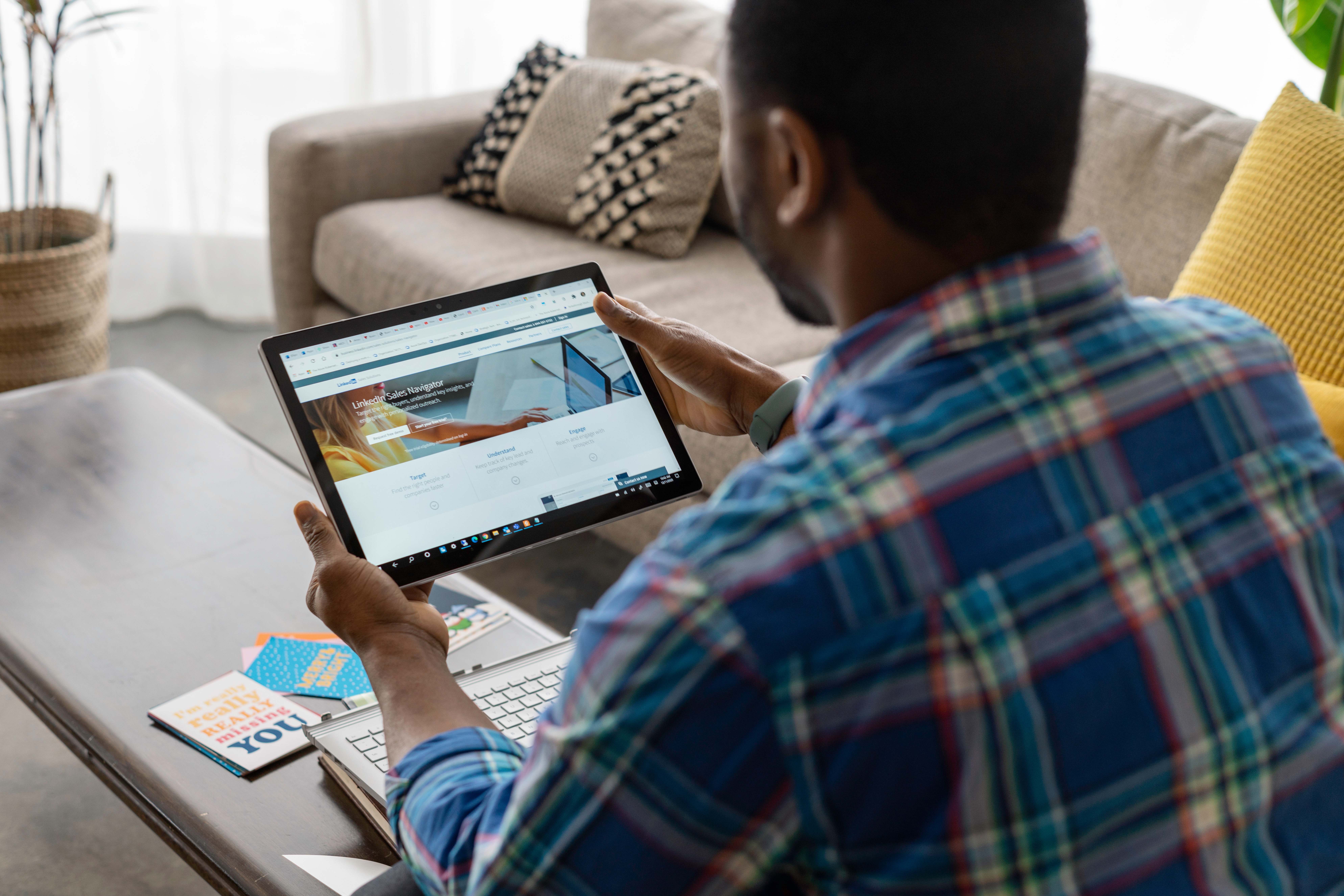 personne sur tablette compte linkedin
