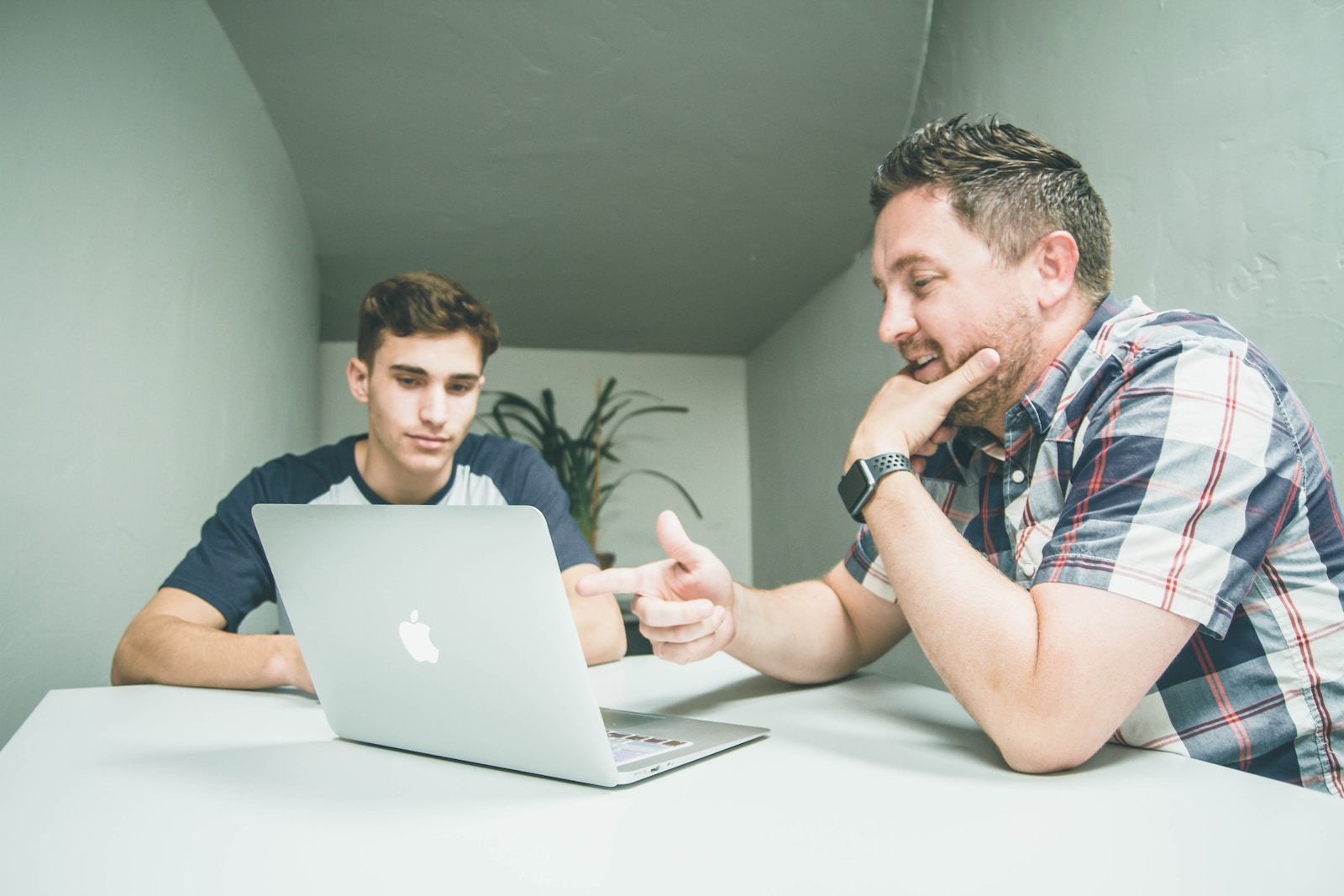 indépendant discute avec client grâce au web