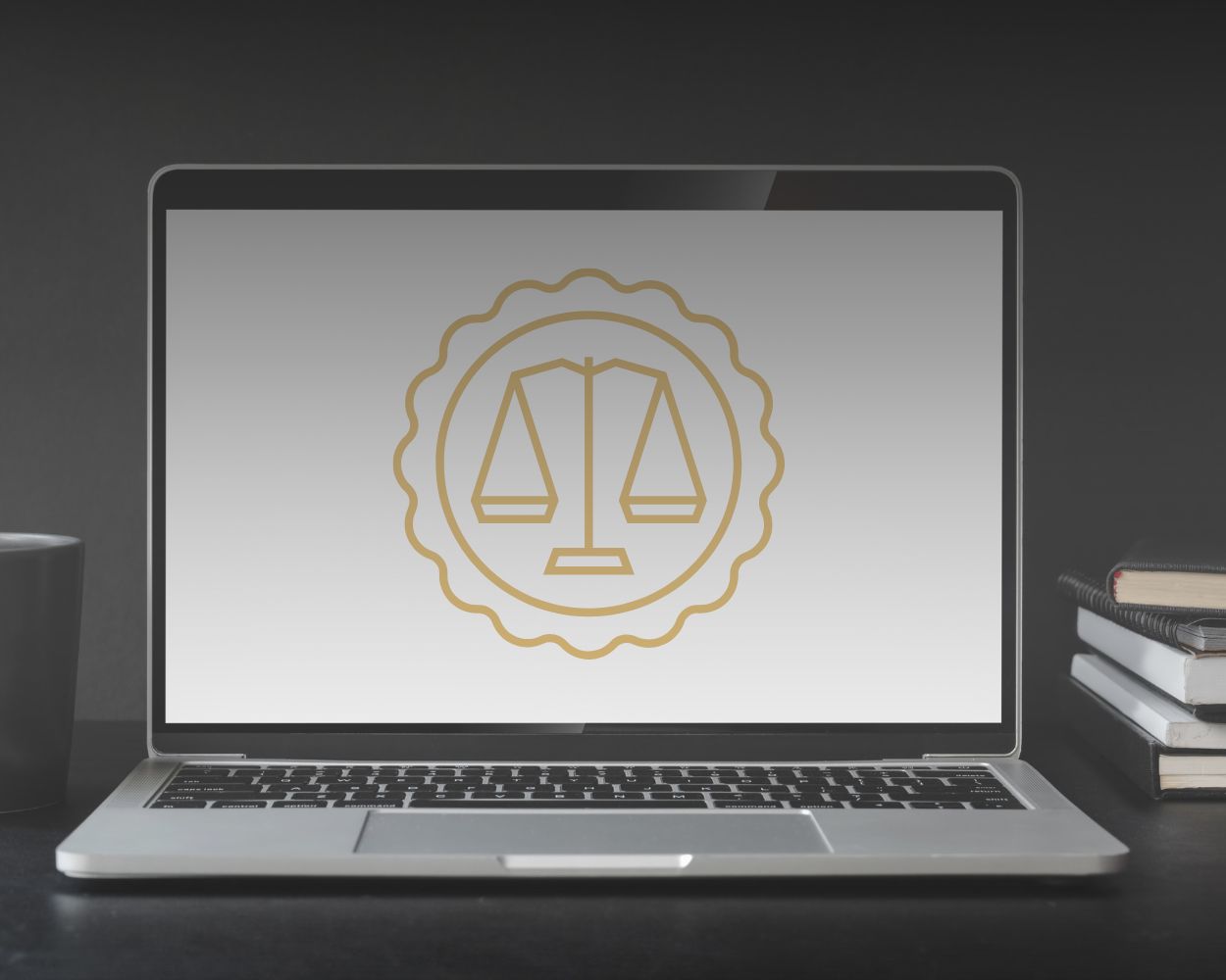 ordinateur avec fond ecran balance justice