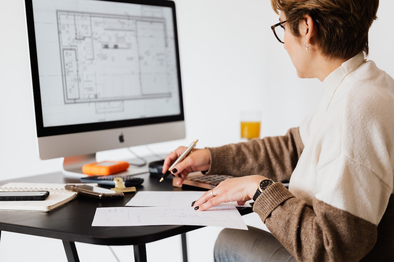 architecte intérieur devant un ordinateur qui conçoit un plan