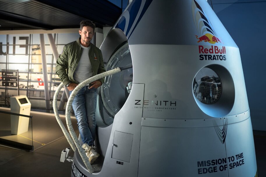 Felix Baumgartner à côté de la fusée de redbull