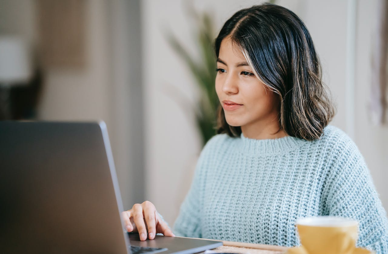 femme qui fait des recherches devant ordinateur