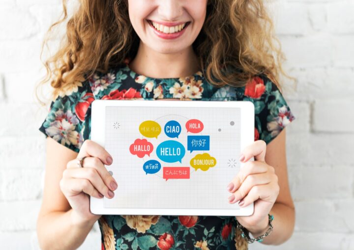 Bulles de dialogue disant bonjour dans plusieurs langues, illustration d un site web multilingue au Luxembourg