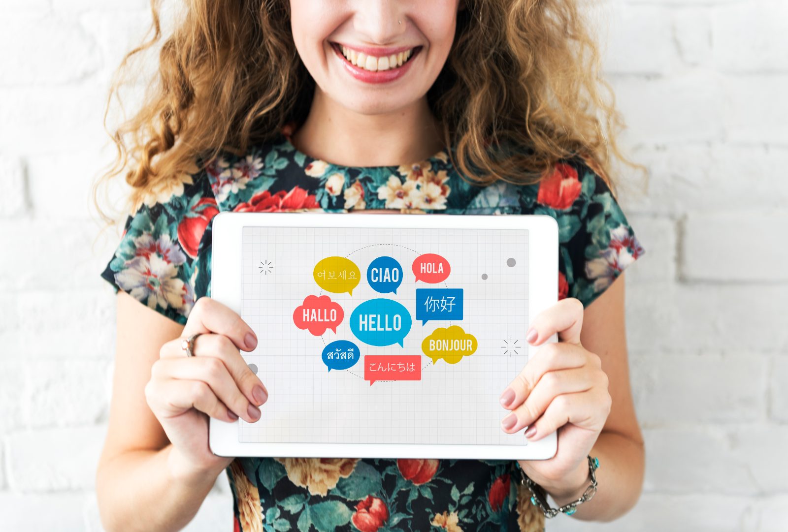 Bulles de dialogue disant bonjour dans plusieurs langues, illustration d un site web multilingue au Luxembourg
