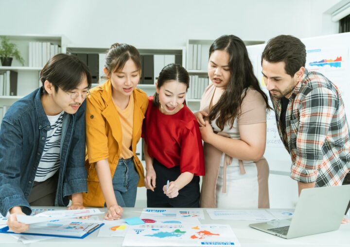 Équipe d'une agence de communication en réunion de travail autour d'une table au Luxembourg