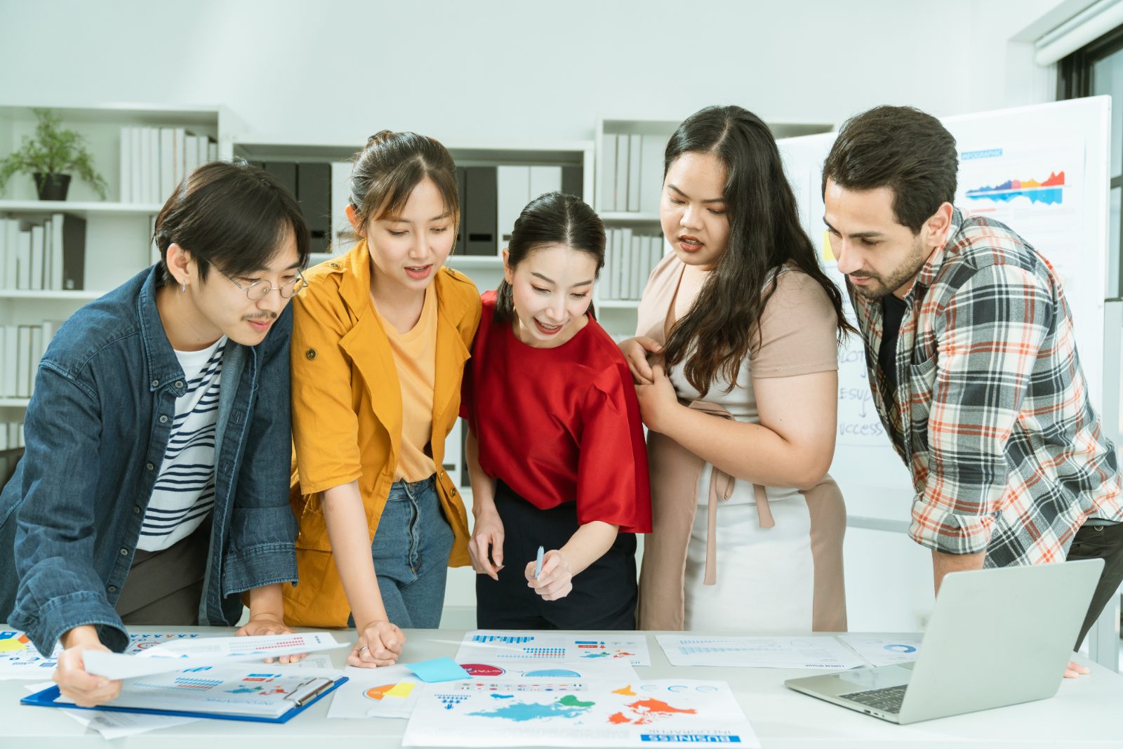 Équipe d'une agence de communication en réunion de travail autour d'une table au Luxembourg