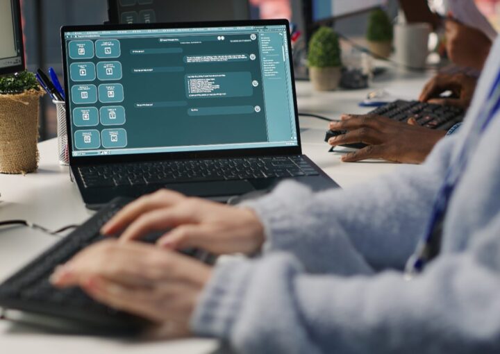 Responsable en PME utilisant un chatbot IA sur son ordinateur pour répondre aux clients