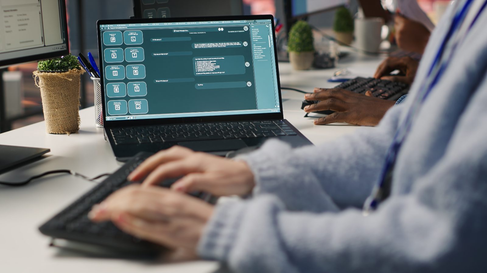Responsable en PME utilisant un chatbot IA sur son ordinateur pour répondre aux clients