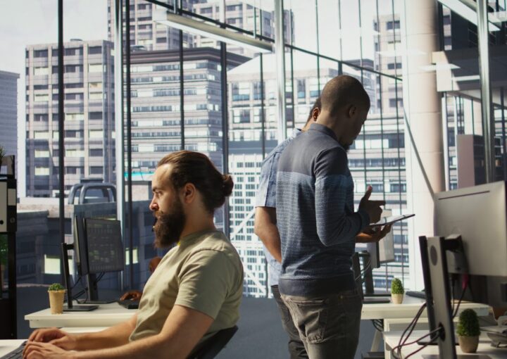 Dirigeants de PME comparant les plateformes CMS pour la création de leur site web au Luxembourg