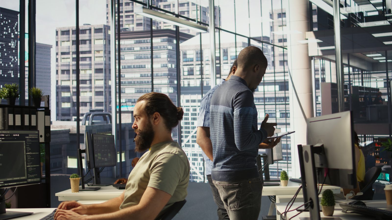 Dirigeants de PME comparant les plateformes CMS pour la création de leur site web au Luxembourg