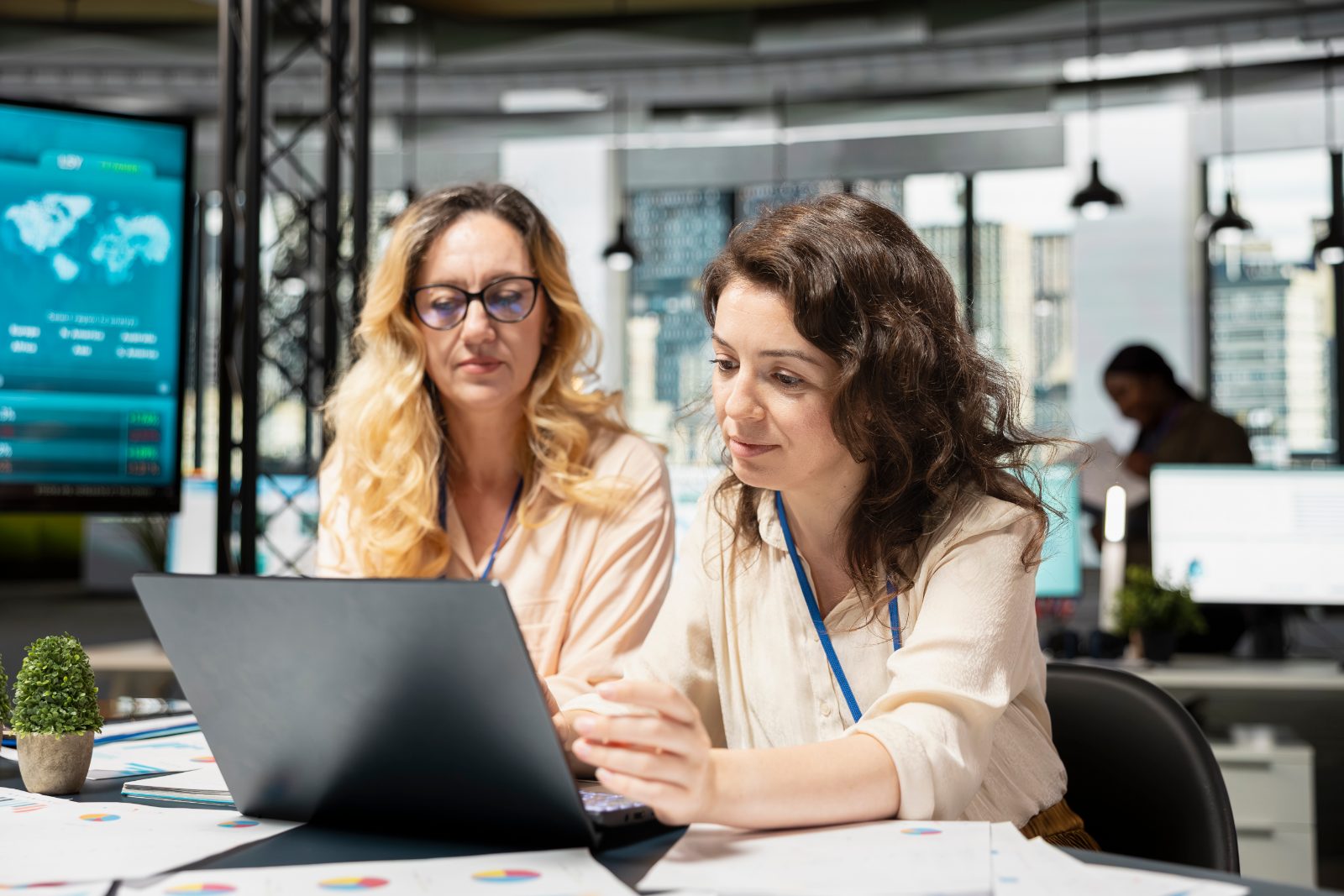 Equipe d'une PME luxembourgeoise reunie autour d'un ordinateur portable pour passer en revue le suivi de ses clients
