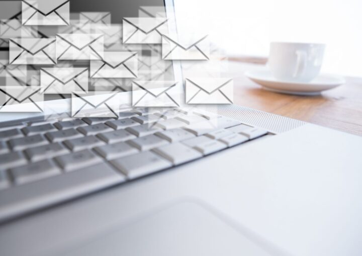 Ordinateur portable entoure d'enveloppes, illustrant les campagnes email d'une PME au Luxembourg