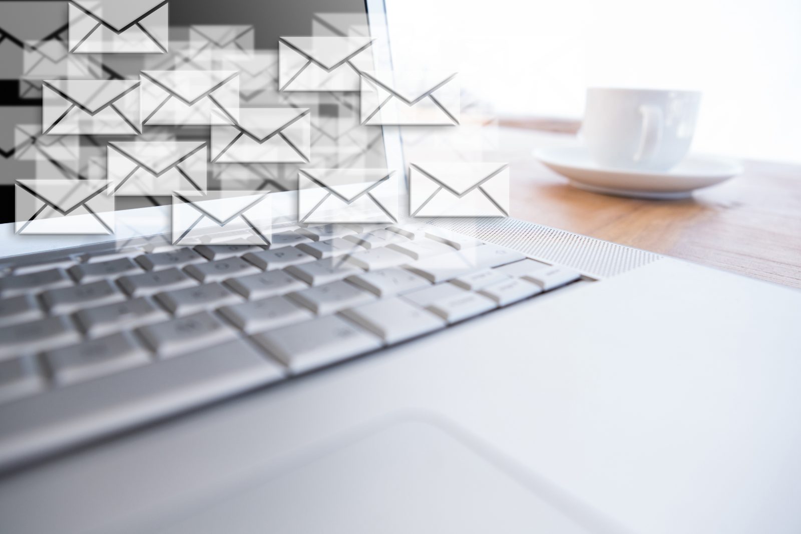 Ordinateur portable entoure d'enveloppes, illustrant les campagnes email d'une PME au Luxembourg