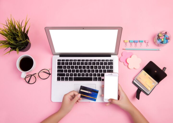 Mains tapant sur un ordinateur portable avec une carte bancaire à la main, achat sur une boutique en ligne