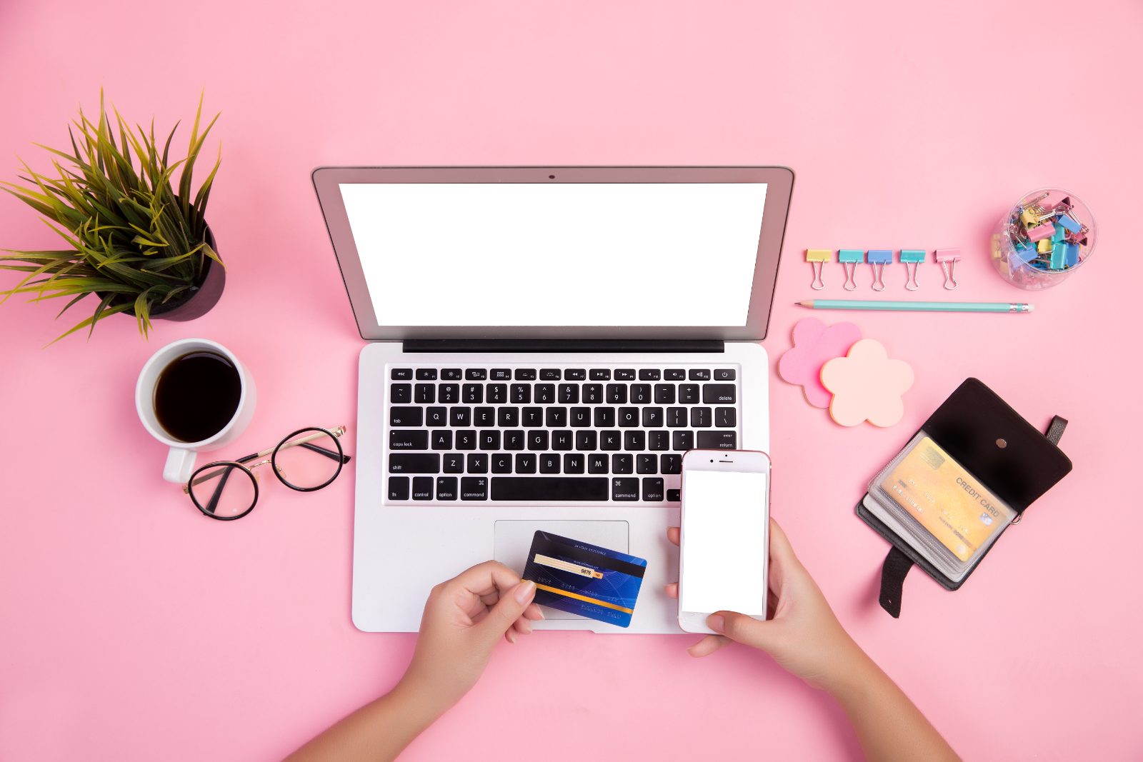 Mains tapant sur un ordinateur portable avec une carte bancaire à la main, achat sur une boutique en ligne