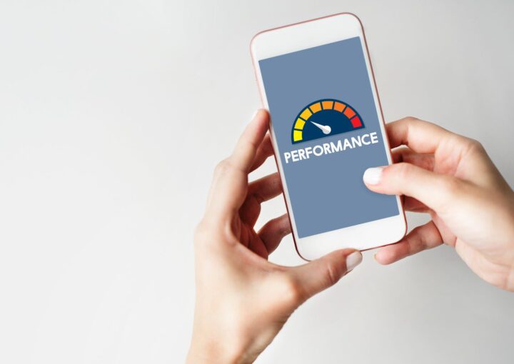 Test de vitesse d'un site web affiché sur un écran, performance web pour une PME au Luxembourg