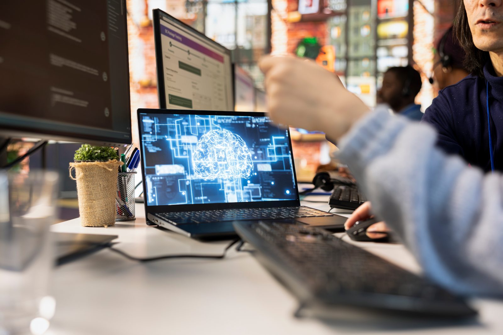 Personne au bureau utilisant un assistant IA pour répondre aux demandes de support, illustration d'un agent IA local branché sur ClickUp