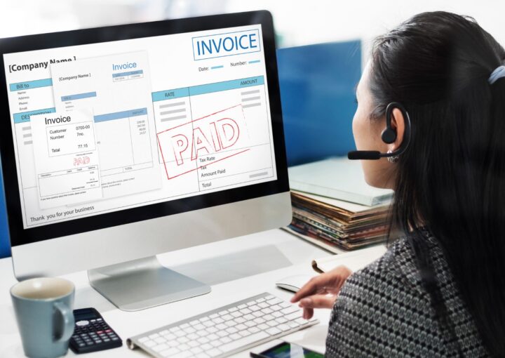 Dirigeant de PME luxembourgeoise vérifiant une facture électronique Peppol sur son ordinateur