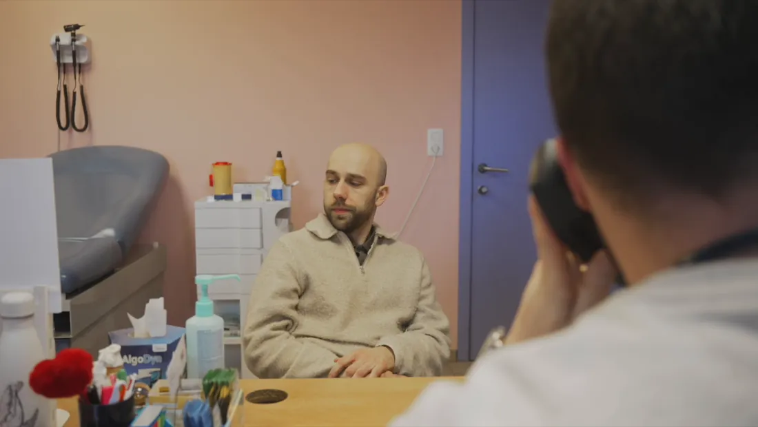 Un médecin reçoit un patient pendant que l'appel est pris en charge, plan du film Connectcall Solutions