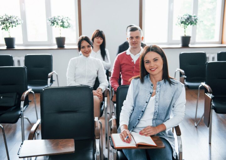 Groupe de professionnels en session de formation à l'intelligence artificielle au Luxembourg
