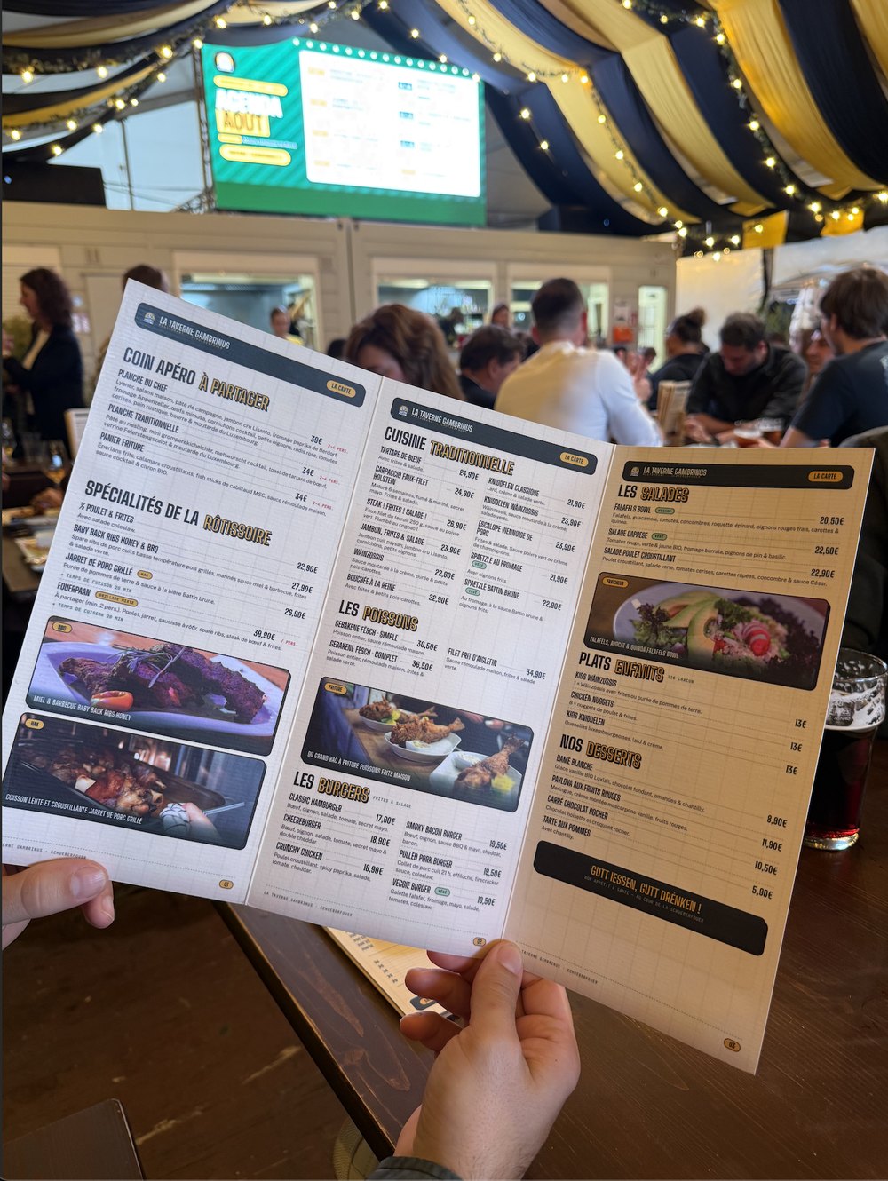 La carte imprimée dépliée en salle, pages plats et spécialités