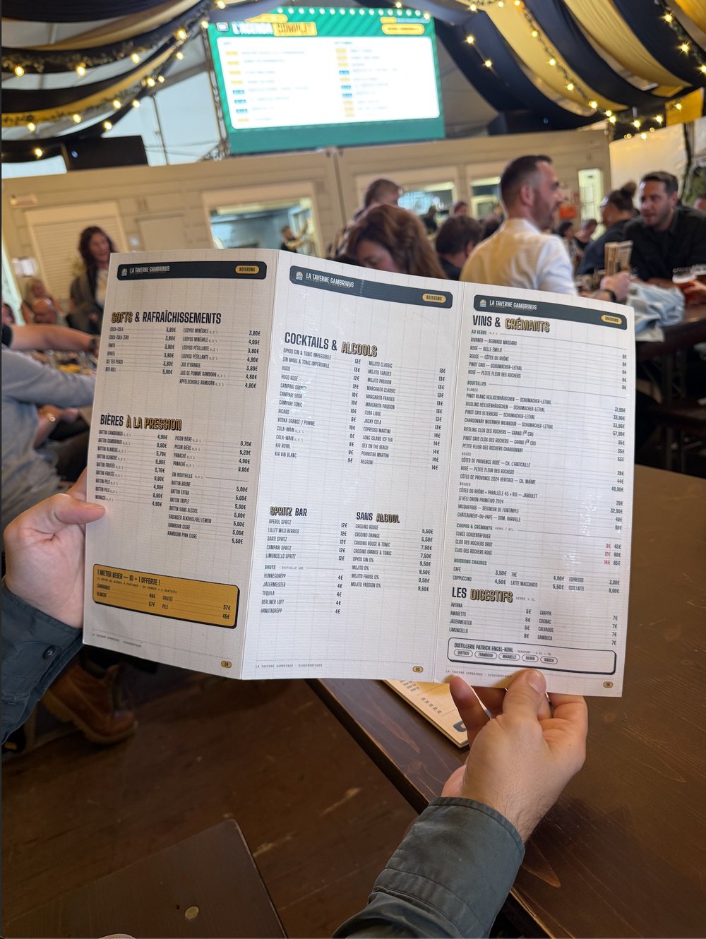 La carte imprimée dépliée en salle, pages boissons, bières et vins