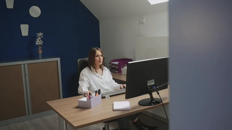 Assistante au travail dans un bureau, plan d'ouverture d'un film de présentation