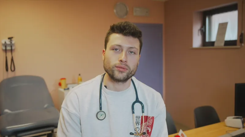 Un médecin répond face caméra dans son cabinet, interview d'un client utilisateur