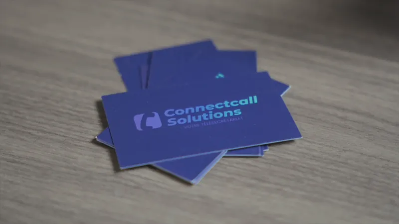 Cartes de visite de la marque posées sur une table, plan produit