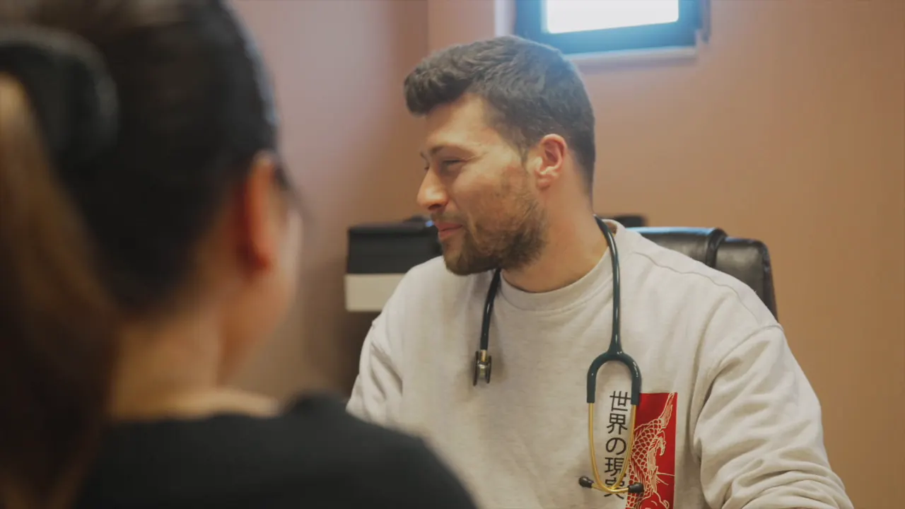 Un médecin échange avec son assistante dans un cabinet, film d'entreprise réalisé pour Connectcall Solutions