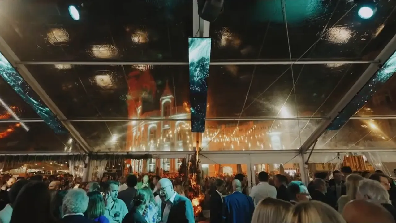 Soirée d'entreprise sous un grand chapiteau éclairé, captée par AR Digital